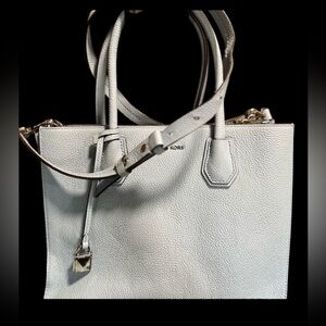 🌷 EUC, Michael Kors Mercer large pebbled leather handbag. Pale blue